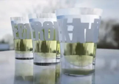 Elegantní sklenice na vodu s logem, ideální pro prezentace a marketingové akce.
