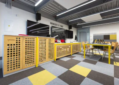 Vizuál moderní učebny s počítači a infračerveným osvětlením.